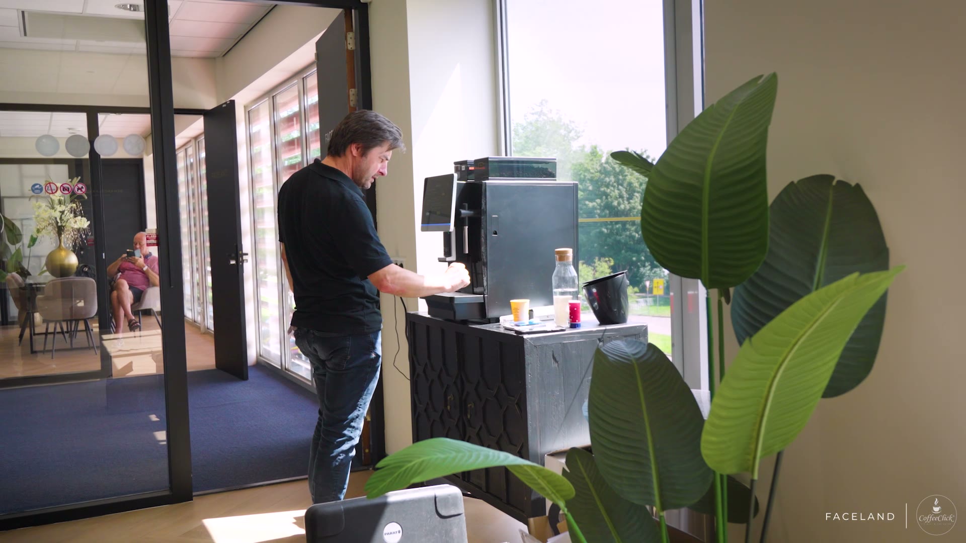 Klantcasevideo voor CoffeeClick bij Faceland Clinics