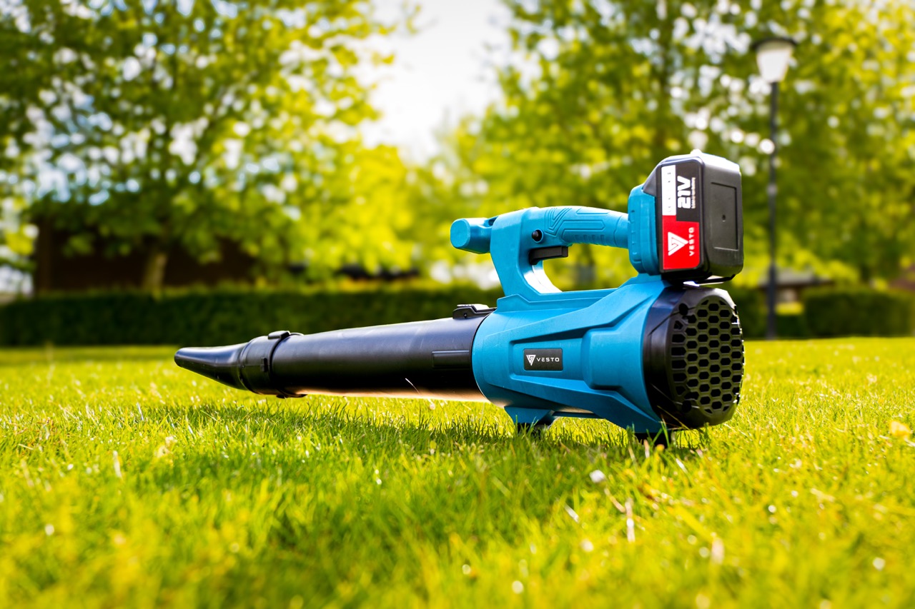 Elektrische bladblazer van Vesto op het gras